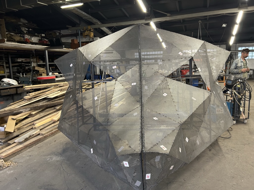 Україна створить гігантський арт-об'єкт з протитанкових їжаків в пам'ять про загиблих на війні (фото)